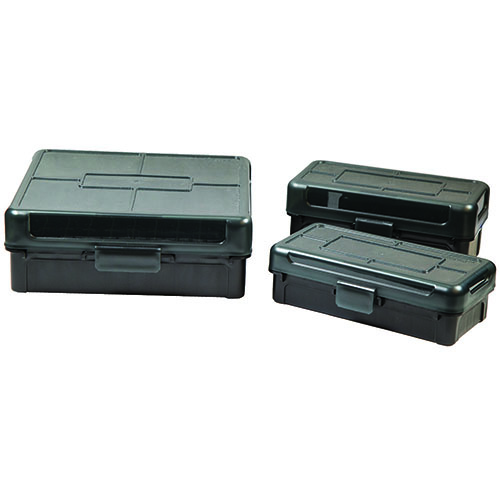 Frankford Arsenal Hinge-Top Ammo Box har en stark mekanisk plastgångjärn, kan ställas på hög, och öppnas helt för enkel åtkomst, perfekt för .204 Rug, .223 Rem och .300 BLK.
