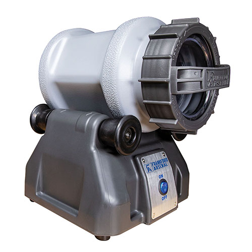 Frankford Arsenal Platinum Series Rotary Tumbler Lite har en kompakt design som rymmer upp till 300 .223 hylsor, enkel ON/OFF-funktion och är perfekt för rostfria stålspik.