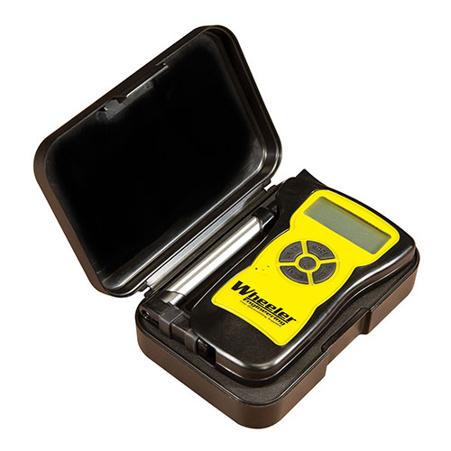 Wheeler Professional Digital Trigger Gauge erbjuder en bekväm design med mjuka knappar och en bladed trigger adapter för säkerhet och precision, samt en skumfodrad förvaringsväska.