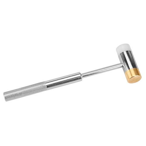 Wheeler Nylon / Brass Hammer är perfekt för både bänken och skjutbanan. Nylonytan är skonsam och brassytan är idealisk för att driva pins och punches.