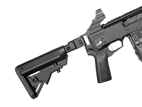 Mossberg 590R Folding Stock från CHISEL MACHINING erbjuder en kompakt design för enklare transport och smidigare hantering, perfekt för jakt och skytte.