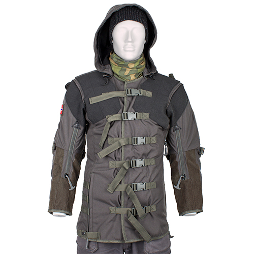ULFHEDNAR Shooting Jacket PRS erbjuder justerbara kompressionsremmar, Kevlar-trimningar, stora fickor och huva för optimal stöd och komfort vid Precision Rifle Shooting.