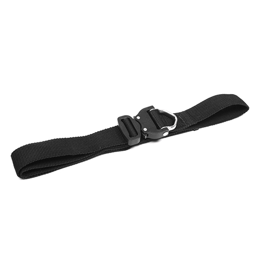 ULFHEDNAR Cobra Belt har en stor cobra-spänne med D-ring, vilket gör det möjligt att stabilisera ditt gevär vid skytte med tripod eller barrikad.