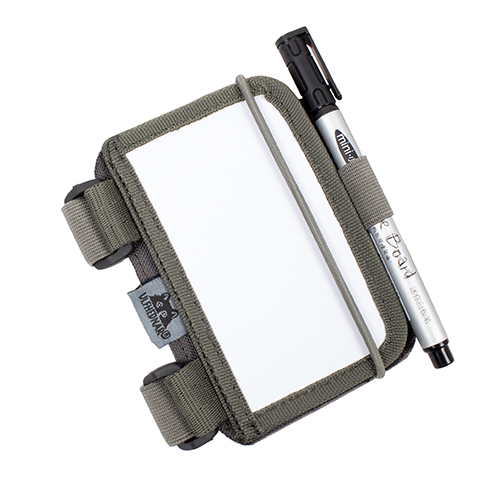 ULFHEDNAR Shooters Notepad gör att skytten alltid har viktig information nära till hands, med plats för anteckningar, ballistiska tabeller och en markeringspenna.
