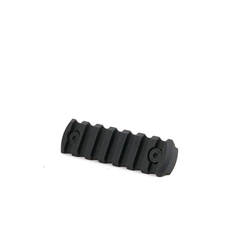 Tactical M-LOK Picatinny Rail i 6061-T6 aluminium, hårdanodiserad svart finish, med QD flush cup sling mount och monteringshårdvara för M-LOK-system.