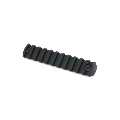 Tactical M-LOK Picatinny Rail är tillverkad av 6061-T6 aluminium, hårdanodiserad i svart och inkluderar QD flush cup sling mount samt monteringshårdvara.