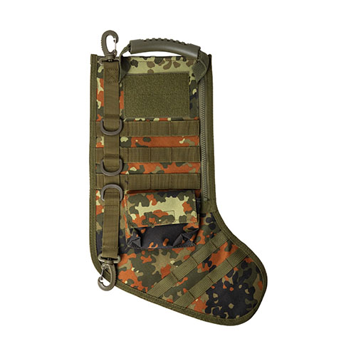 Tactical Christmas Stocking kombinerar slitstark design med MOLLE-system, externa fickor och stor volym för att hålla dina julklappar och utrustning säkra.