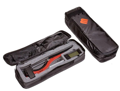 MagnetoSpeed Softcase ger optimalt skydd för V3 och Sporter chronographs, med anpassade skuminsatser och praktiska fack för säker och organiserad transport.
