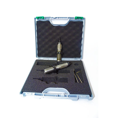 .308 Winchester Die Set från TRIEBELs Allgäu Serie erbjuder hög kvalitet och kostnadseffektivitet med full sizing die och seating die med crimp i en premiumförpackning.