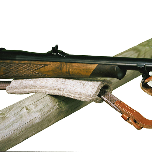 Elegant rifle rest i ullfilt från VFG skyddar vapnet vid skytte och fästs enkelt på en rifle sling med Velcro, vilket gör den lätt att bära och alltid till hands.