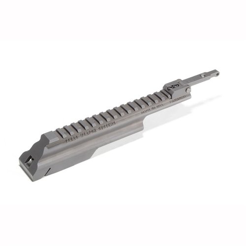 Texas Weapon Systems Gen 3 Dog Leg Scope Rail ger en säker plattform för rödpunktssikte eller kikarsikte, med snabbkoppling och enkel installation.