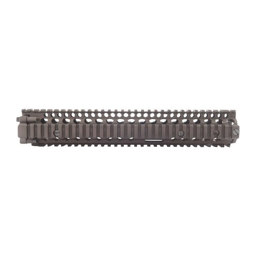 RIS II handguard i aluminium för M4A1, möjliggör installation av M203, fri flytande pipan, och har fullängds MIL-STD 1913 Picatinny rails för tillbehör.