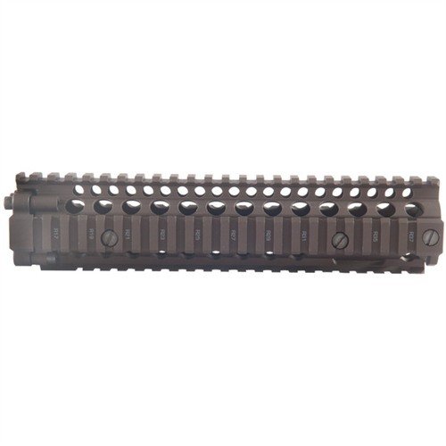 RIS II handguard i aluminium ger fri svävning av pipan, enkel montering av M203, och många monteringsalternativ för tillbehör på M4A1.