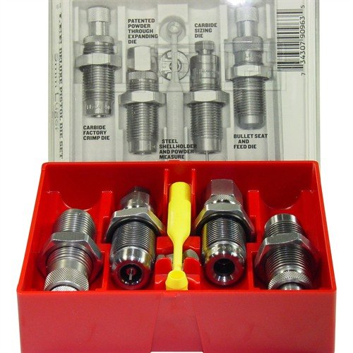 Detta 4-die set från LEE PRECISION innehåller Carbide Full Length Sizing Die, Bullet Seating Die och Carbide Factory Crimp Die för enkel och effektiv laddning.