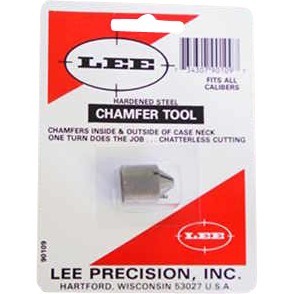 LEE Chamfer Tool gör det enkelt att chamfra och avgradna hylsor, samt ta bort krimp från tändhål. Tillverkad av härdat stål för snabb och effektiv användning.