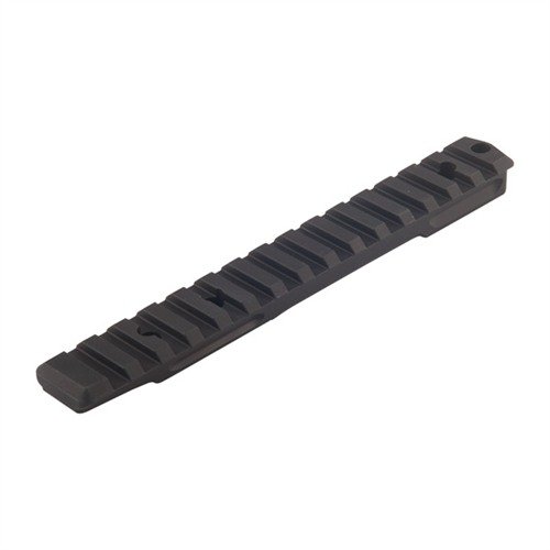 REMINGTON 700 Picatinny Scope Base är en lätt och stark monteringsskena i Tennalum 7068, med integrerat rekylstopp och 20 MOA för långdistansskytte.