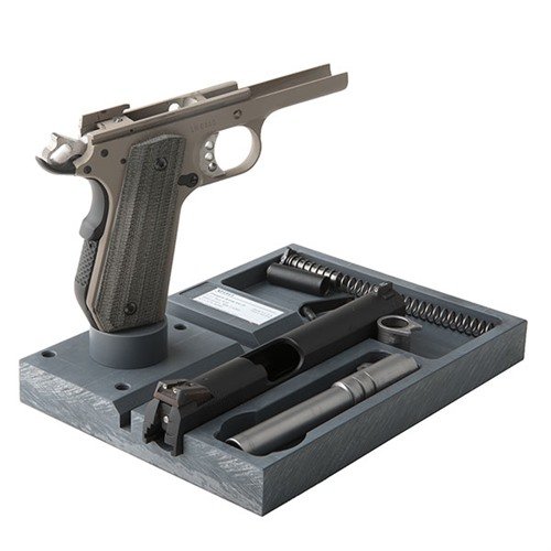 Present Arms 1911 Armorer Plate med MP-1A Magazine Post och Swivel erbjuder säker hantering för rengöring, reparation och montering av din 1911.