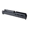 Magpul Zhukov Handguard erbjuder överlägsen ergonomi, M-LOK fästen för tillbehör, och ett robust aluminiumchassi för styrka och värmeavledning.