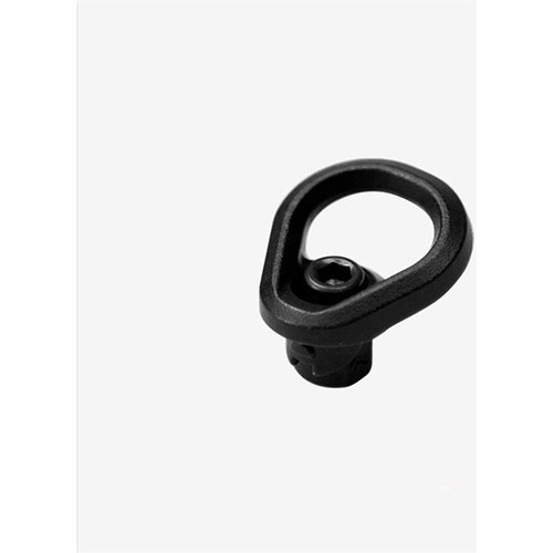 QD Paraclip Adapter från MAGPUL möjliggör användning av Paraclips med push-button QD swivel sockets, tillverkat av slitstål med Melonite-finish för maximal hållbarhet.