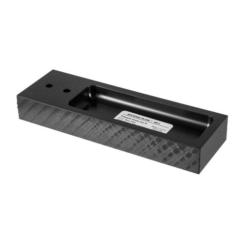 Present Arms Small Sentinel Plate är en praktisk bas för rengöring, reparation eller visning av din magasinmatade pistol eller gevär, med integrerad parts tray.
