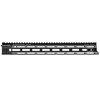 Daniel Defense MFR XS M-LOK handguard erbjuder lättviktig design, utmärkt ergonomi, sju M-LOK fästen och ambidextrösa QD slingfästen för bästa hantering.