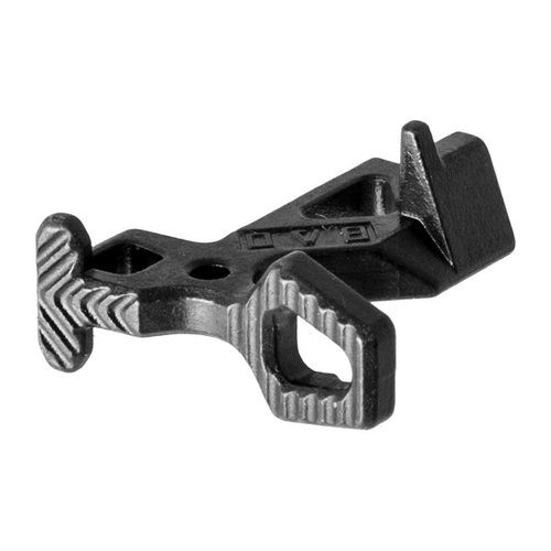Battle Arms Cast Enhanced Bolt Catch ger din AR-15 en högkvalitativ uppgradering med större yta för enklare hantering och säker låsning av bolten.