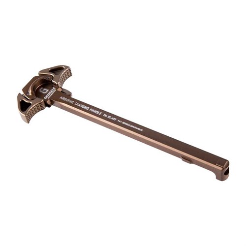 Geissele Airborne Charging Handle erbjuder ambidextrös drift, låg profil som inte stör optik, och ett grepp som fungerar även med blöta händer eller handskar.