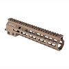 Geissele MK14 Super Modular Rail handguard erbjuder en smal profil för komfortabelt grepp, M-LOK fästen för tillbehör och en fri-flottande barrel nut för stabilitet.