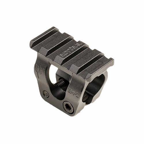 BM-2 AK-47/Yugo Barrel Accessory Mount ger en säker och lättviktig montering av taktiska lampor och sikten utan att störa handskyddet.