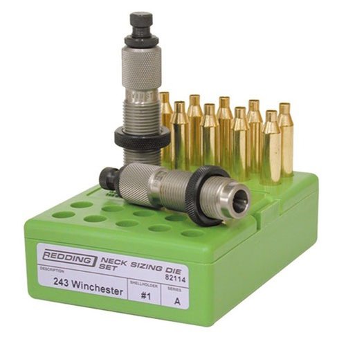Redding Neck Die Sets för 20 Nosler innehåller två dies, inklusive en neck sizing die med decapping rod assembly och en seating die med bullet guide och crimp ring.