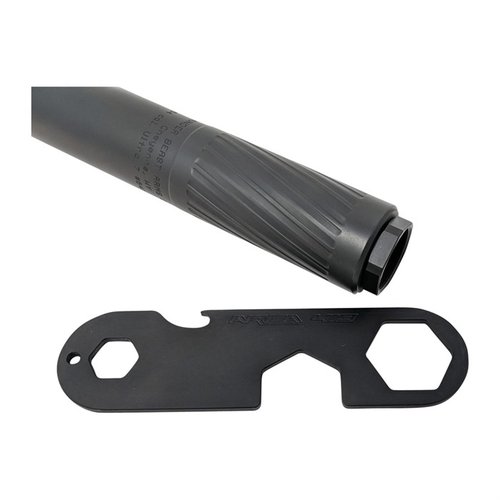 HELLFIRE WRENCH från AREA 419 är en hållbar verktyg med 5/8" hex-huvud för montering, 1 1/8" inre hex för enkel installation av ljuddämpare och en flasköppnare.