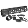 Midwest Industries Combat M-LOK handguard för AR-15 erbjuder en lätt, fri-float design med 7 M-LOK fästen och Picatinny rail för optimal anpassning och tillbehör.