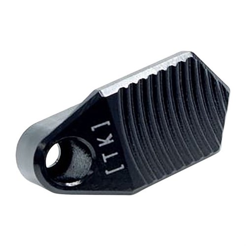 TITAN Extended Magazine Release för Ruger® PC Carbine™ erbjuder ett högre, bredare knapp med djupa spår för bättre grepp och snabbare magasinbyte.