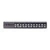 Wilson Combats lätta och starka T.R.I.M M-Lok handskydd erbjuder enkel installation, modulär design och hög kvalitet för AR-15 med en ergonomisk och hållbar konstruktion.