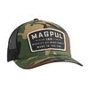 Magpuls GO BANG truckerhatt erbjuder en klassisk och hållbar design med meshbak för bättre andningsförmåga och justerbar snap back-stängning.