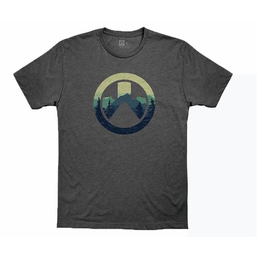 CASCADE ICON LOGO T-SHIRT är tillverkad av 60% kamgarnad ring-spun cotton och 40% polyester, med bekväm passform och slitstarka sömmar. Finns i Charcoal Heather.