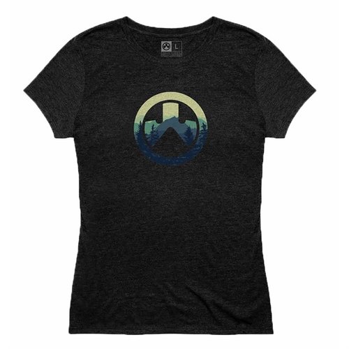 MAGPULs Women's Cascade Icon T-shirt är tillverkad av 52% kammad ring-spun cotton och 48% polyester, med en bekväm crew neck och hållbar sömnad.
