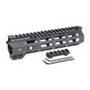 Midwest Industries Combat M-LOK handguard för AR-15 erbjuder en lättviktig aluminiumdesign med sju M-LOK fästen och en kontinuerlig Picatinny rail för enkel anpassning.