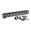 Midwest Industries Combat M-LOK handguard för AR-15 erbjuder en lätt aluminiumkonstruktion, sju M-LOK fästen och en kontinuerlig Picatinny rail för enkel anpassning.