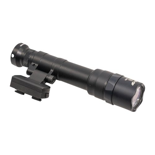 SUREFIRE PRO LIGHT QD MOUNT M-LOK erbjuder en enkel QD-monteringslösning för Surefire Pro vapensljus, vilket möjliggör snabb och enkel installation utan verktyg.