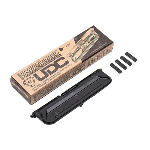 Strike Industries AR-15 Overmolded Ultimate Dust Cover ger ett bättre skydd mot skräp och vatten, tyst aktivering och snabb installation utan verktyg.