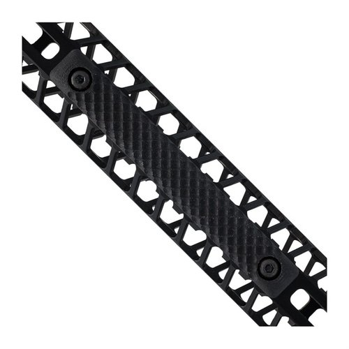 M-LOK PANEL 3 SLOT OPERATOR från VZ GRIPS erbjuder en ruggad yta för bättre grepp, perfekt anpassad för 3 M-LOK platser och mått på 120mm.