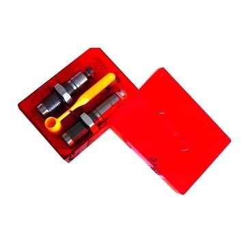 RIFLE 2 DIE SETS, 6.5 JAP PACESETTER erbjuder ett komplett set med Full Length Sizing Die, Bullet Seating Die, Universal Shell Holder och instruktioner, tillverkad av stål.