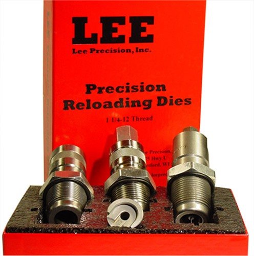 Lee Large Series 3-die Set för 577/450 MH inkluderar Full Length Sizing Die, Bullet Seating Die, Factory Crimp Die, shell holder, powder dipper och instruktioner.