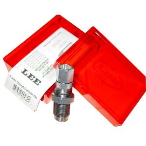 Lee Powder Thru Expanding Die laddar hylsan samtidigt som den expanderar hylsmunnen, perfekt att använda med Auto Disk eller Pro Auto Disk Powder Measure.