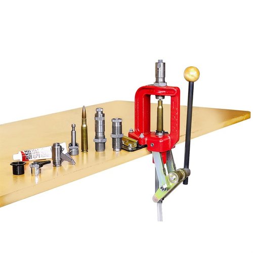 Lee Classic Cast Reloading Kit för .50 BMG erbjuder en robust press, 2-die set, Shell Holder, Ram Prime och Case Lube för effektiv omladdning.
