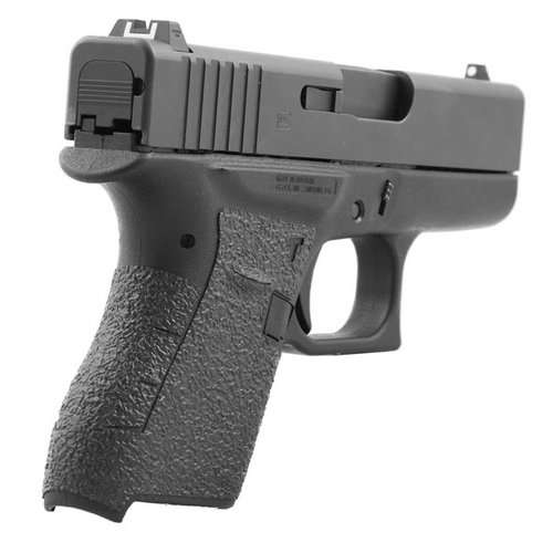 Talon Grip Tape för Glock G43 förbättrar greppet med en solid adhesiv, täcker viktiga områden och finns i gummi- och granulattexturer för optimal kontroll.