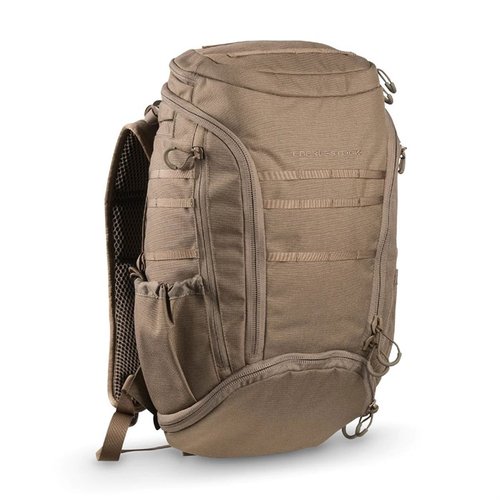 Eberlestock Little Trick Pack erbjuder flexibel förvaring för både vapen och stora föremål, med snabb åtkomst och MOLLE-10 för extra utrustning.