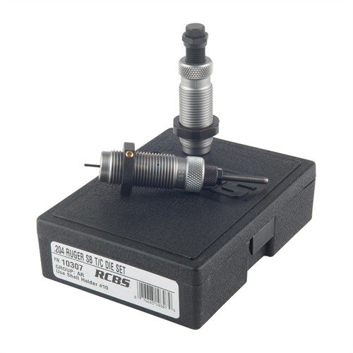 RCBS AR Series Die Set ger en Small Base sizing die och Taper Crimp seating die, vilket underlättar omladdning för AR-vapen och eliminerar crimp bulges.