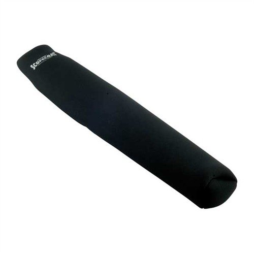 Skydda din kikare med STANDARD SCOPECOAT! Den stretchiga neoprenen dämpar stötar, repor och fukt, och fästs snabbt utan gummiband eller klämmor.